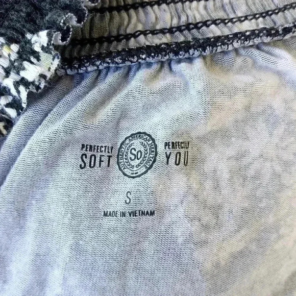 SO black floral print knit smocked off the shoulder flowy swing mini dress sm - Picture 7 of 7